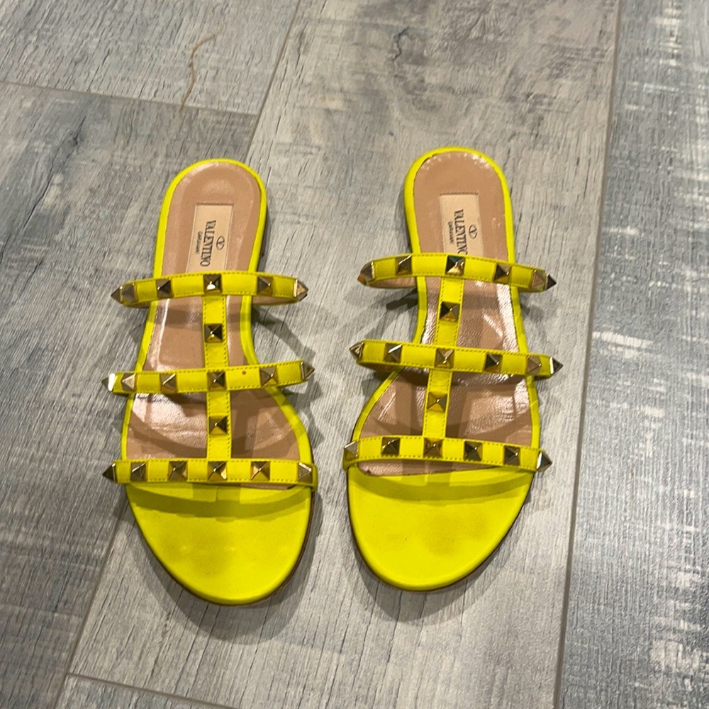 Valentino rockstud flat sandals.
